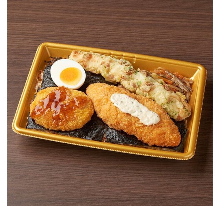 ファミマ・ザ・海苔弁当。ちくわの磯辺揚げ、白身魚フライ、コロッケ、ゆで卵が並ぶ。
