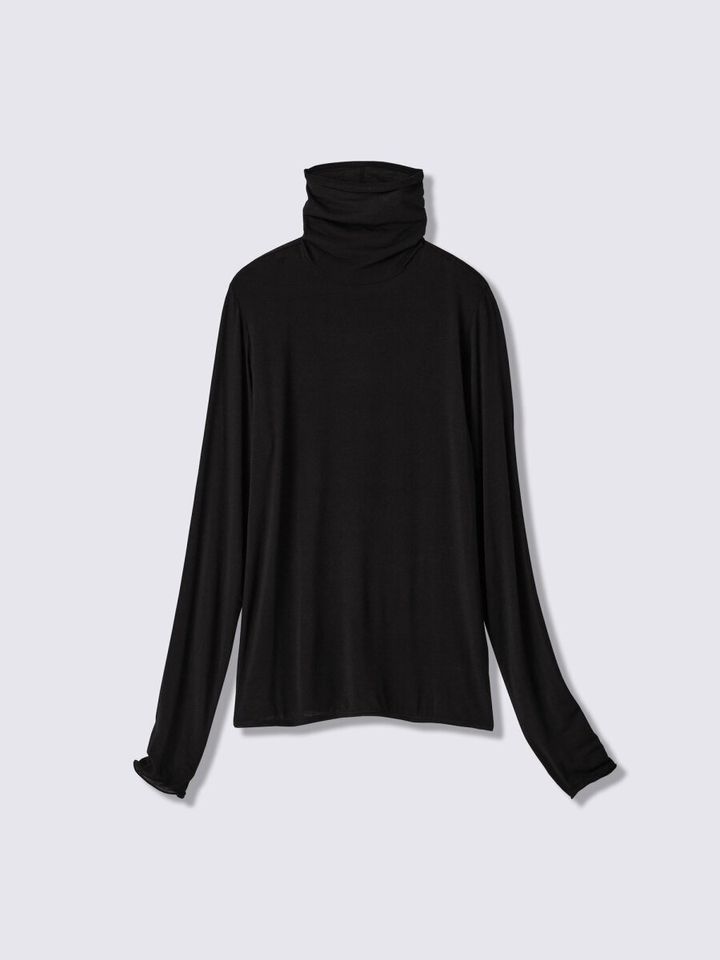 黒色のウォームシアータートルネックTシャツを平置きで撮影