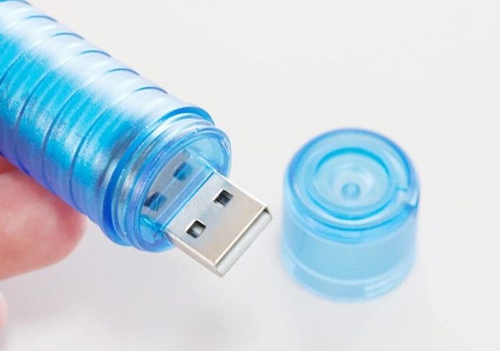 キャップを外してUSB端子が見える青いLEDライト