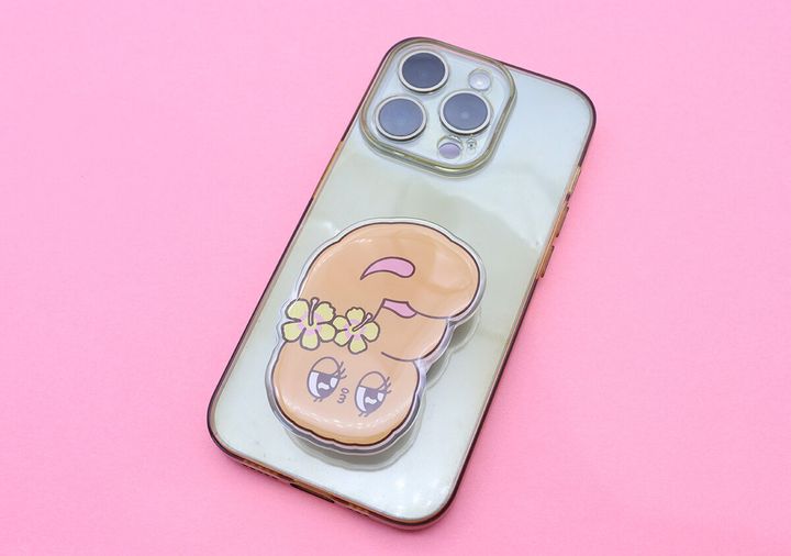 スマホの背面に日焼けエスターバニーのスマホグリップを装着