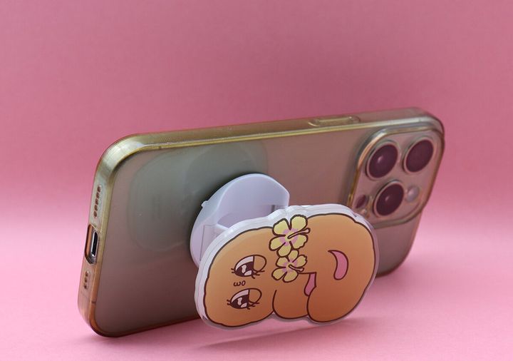 スマホグリップを立ててスマホスタンドとして使用している側面