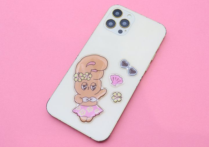 スマホケースに日焼けエスターバニーのぷっくりシールを貼った様子