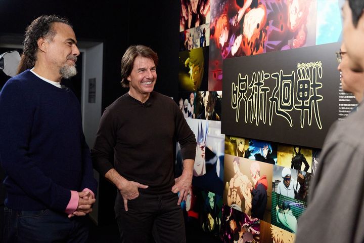 MAPPA EXPOの『呪術廻戦』展示エリアを訪れたトム・クルーズとアレハンドロ・G・イニャリトゥ監督