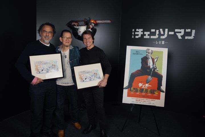 描き下ろしイラストを手にするアレハンドロ・G・イニャリトゥ監督、平松禎史、トム・クルーズ
