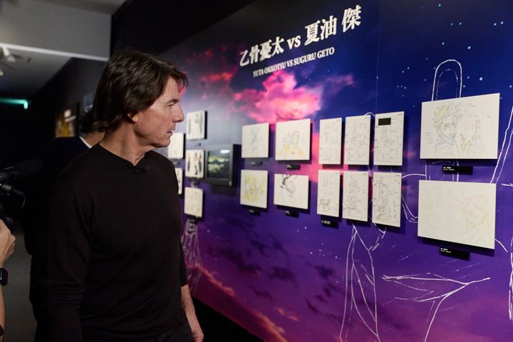 『呪術廻戦』の原画展示を見つめるトム・クルーズ