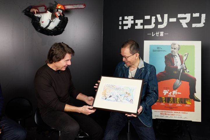 平松禎史から描き下ろしイラストを受け取るトム・クルーズ