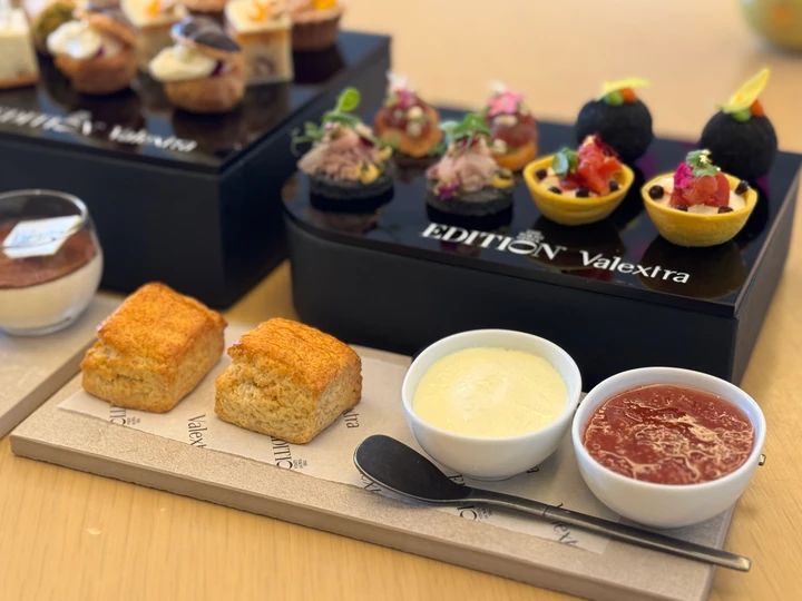 スコーン クロテッドクリーム いちじくジャム 東京エディション銀座で期間限定で楽しめるValextra(ヴァレクストラ)とのコラボアフタヌーンティー。スコーン好きおすすめアフタヌーンティー アフタヌーンティー東京 エディション銀座アフタヌーンティー「Sophie at EDITION」