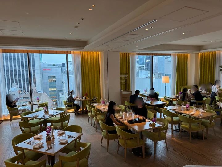 東京エディション銀座で期間限定で楽しめるValextra(ヴァレクストラ)とのコラボアフタヌーンティー。スコーン好きおすすめアフタヌーンティー アフタヌーンティー東京 エディション銀座アフタヌーンティー「Sophie at EDITION」店内の様子