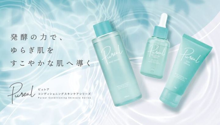 水面に並ぶ、ピュレア コンディショニングスキンケアシリーズの化粧水・美容液・クリーム