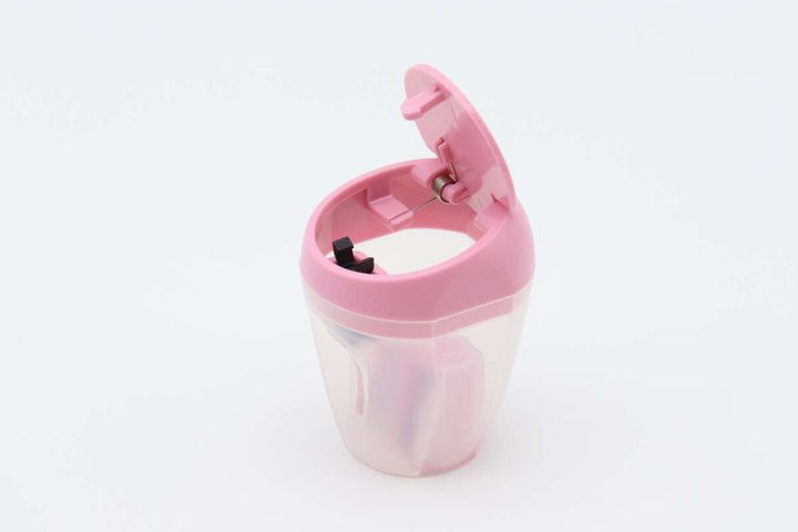 ピンク色のフタが開いたゴミ箱型鉛筆削りの上部