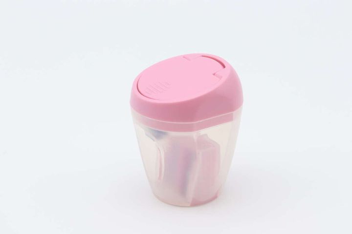 ピンク色のフタが閉まったゴミ箱型鉛筆削りの本体