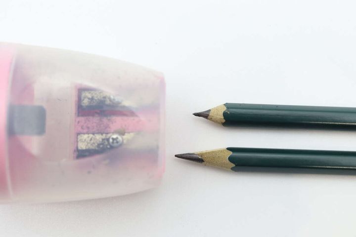 削り終えた2本の鉛筆と、削り穴が見える鉛筆削り本体
