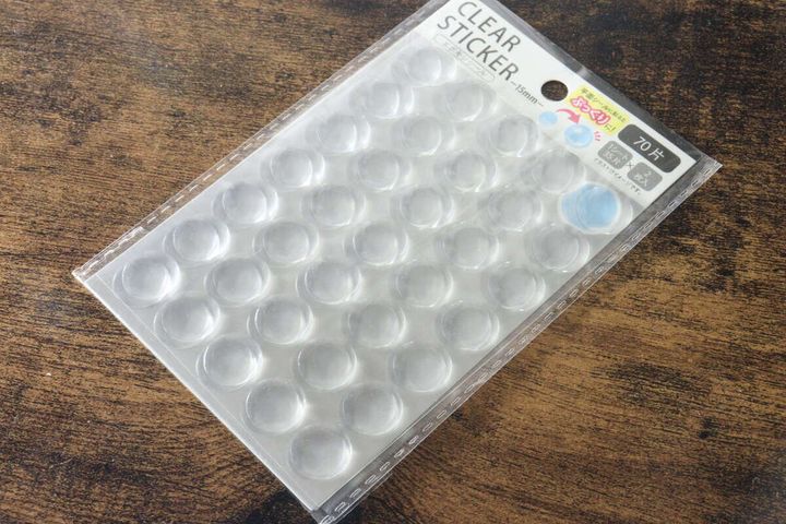 木目調のテーブルに置かれたセリアのクリアなポイントシールパッケージを斜めから撮影