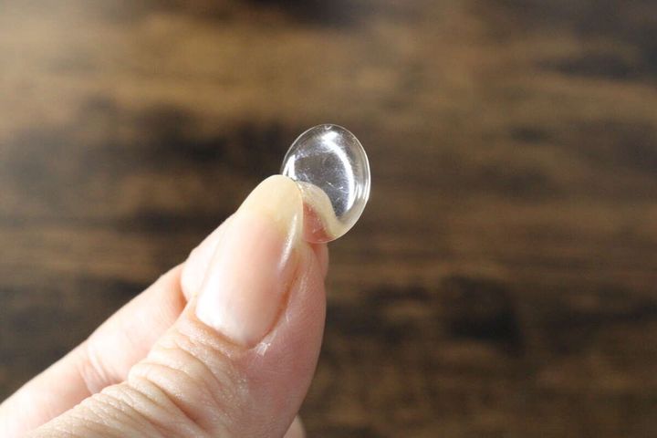 指でつまんで見せている透明でぷっくりとしたエポキシ樹脂製のポイントシール