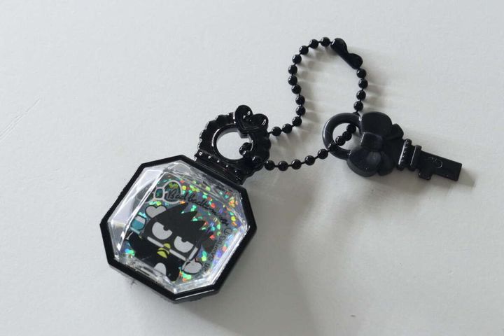 パッケージから出したバッドばつ丸のジュエルキーホルダーと鍵が繋がった状態
