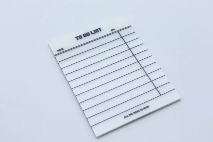 「TO DO LIST」と書かれた罫線入りの透明ふせん