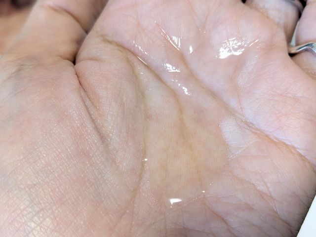 ソフィーナ iP 薬用 角層トリートメント 深層化粧液を手のひらに出した様子