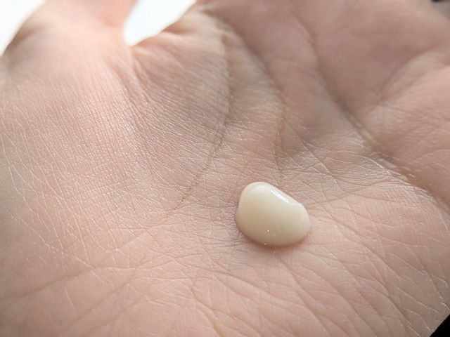 ソフィーナ iP 薬用 角層トリートメント 深層美容乳液を手に出した様子