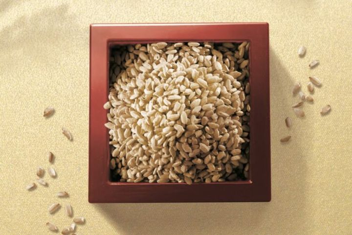 木箱に入った玄米と、周りに散らばる玄米