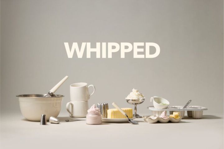ボウルや泡立て器、バターなどのベーカリー道具の前にWHIPPEDのロゴが置かれたブランドビジュアル