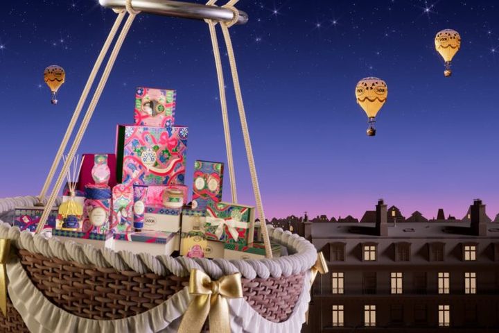 夜空に浮かぶ気球のかごに、SABONのホリデーギフトが積まれたビジュアル