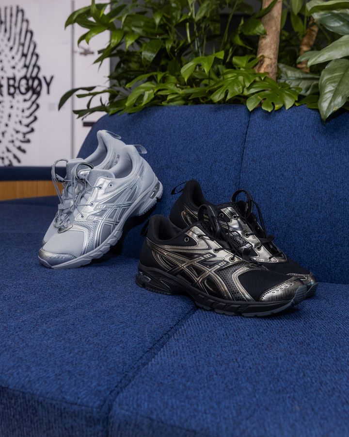 ソファ席に置かれたGEL-DS TRAINER LOOPの2色