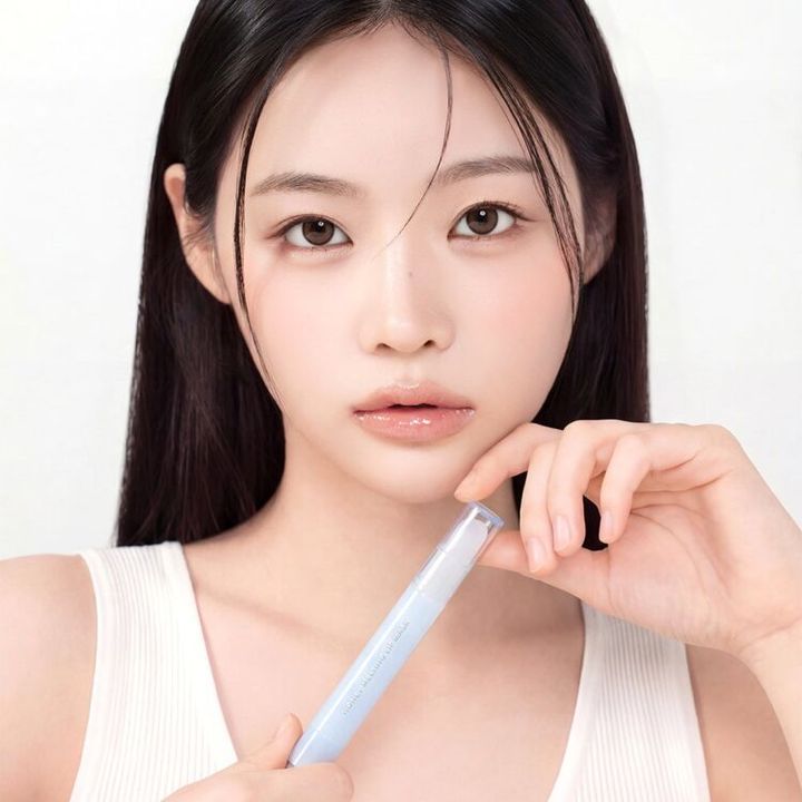 水色のリップマスクを手にしたモデル