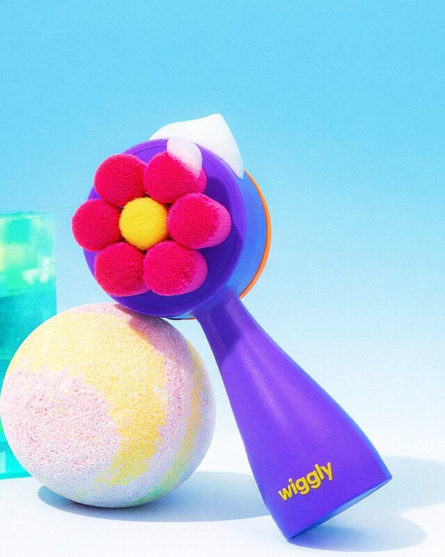 赤い花のブラシがついた紫の持ち手のデュアルクレンジングブラシ - Purple