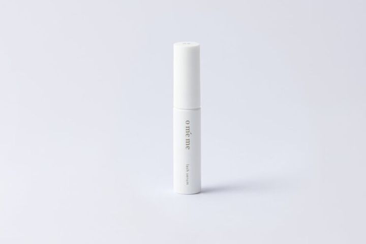 白いスリムなボトルに入った、oméme lash serum BRの商品イメージ