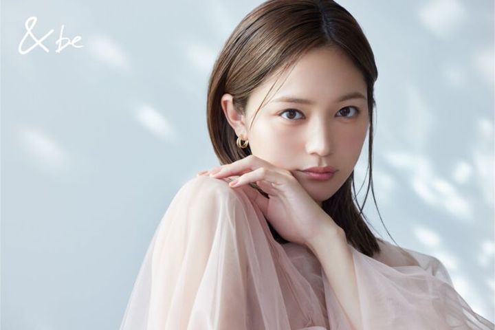 ピンクのシアー素材の服を着て頬杖をつく川口春奈さんの＆beのビジュアル
