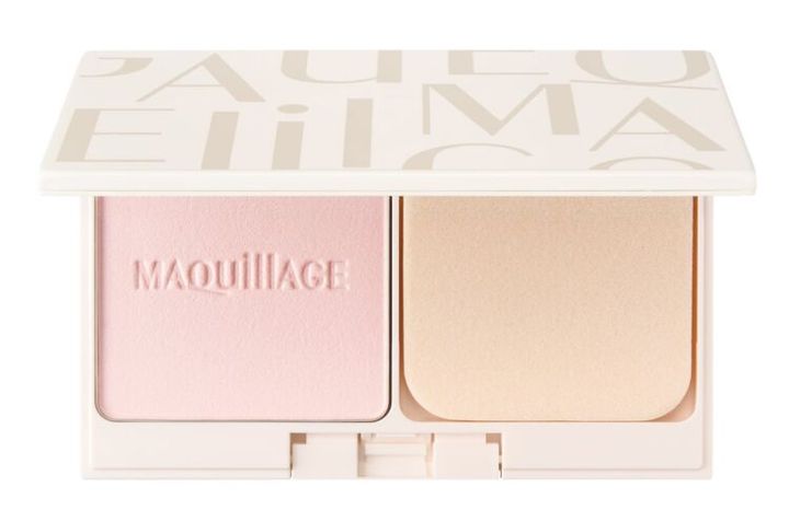 「MAQUiLLAGE」の刻印があるピンクのパウダーと、ベージュのパウダーを収めたコンパクトケース