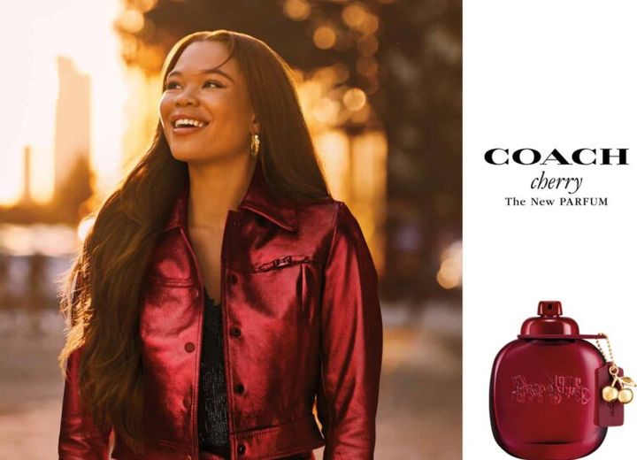 赤いレザージャケット姿の女性と、COACH cherryのロゴ、赤いボトルのコーチ チェリー パルファム