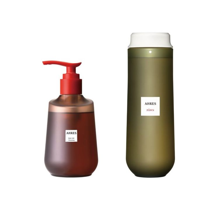 赤いポンプ付きの茶色いボトルと、オリーブ色のボトルが並んだAHRESの商品