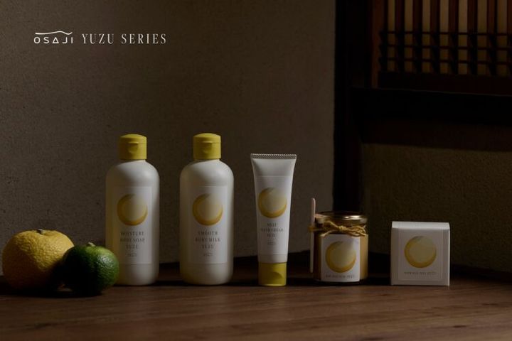 ゆずと並べた、Yuzu〈ユズ〉シリーズのボトル、チューブ、ジャー、バスボールの商品写真
