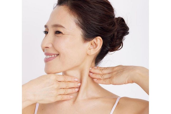 一瞬で小顔を目指すならここ！胸鎖乳突筋を両手で挟んで押すだけ、たるみケア