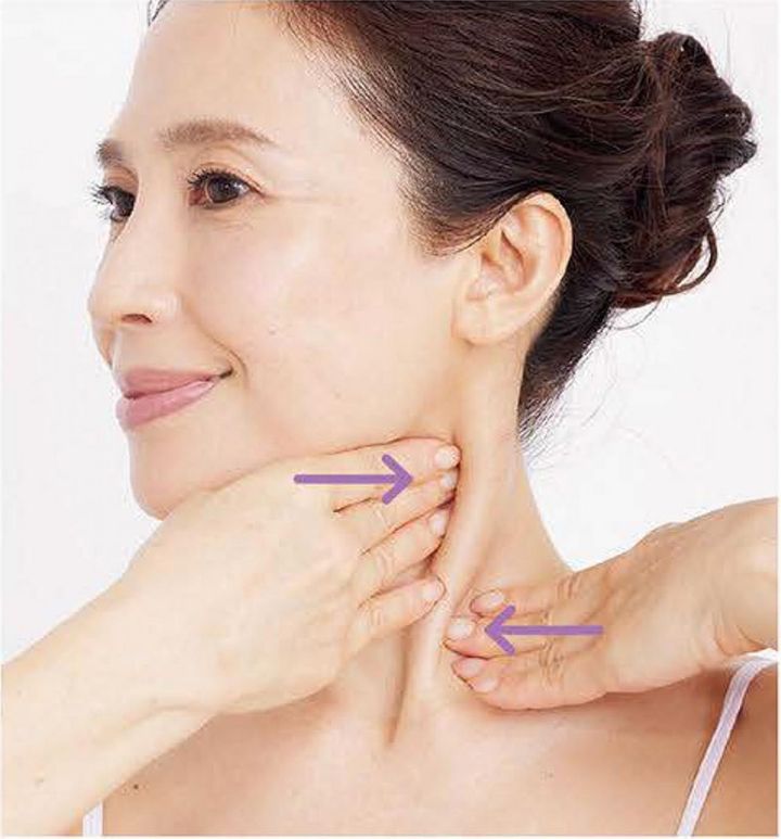 右手と左手の位置を入れかえて、同じように5回、圧をかけます。