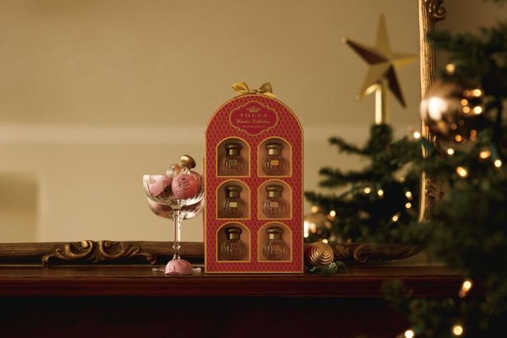 クリスマスツリーのそばに置かれた、赤い6本入りのプチオードパルファムセット ワンダーズ