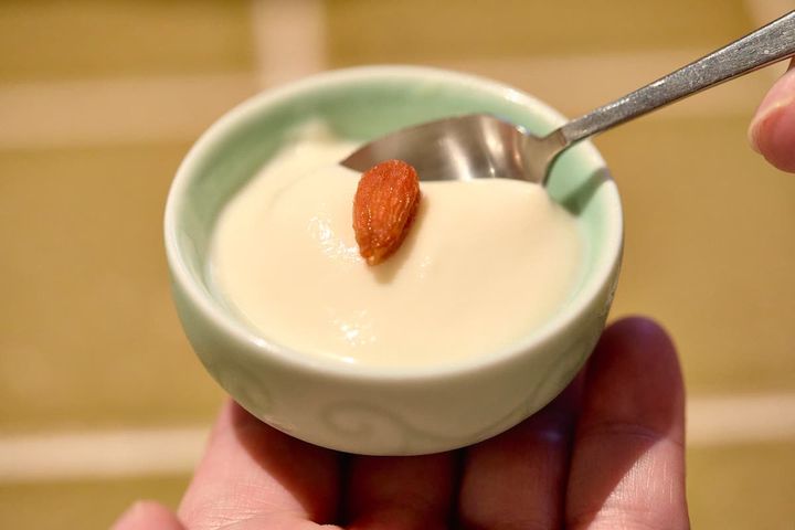 定食用の「濃厚杏仁豆腐」。赤いクコの実がアクセント。通常サイズは単品500円