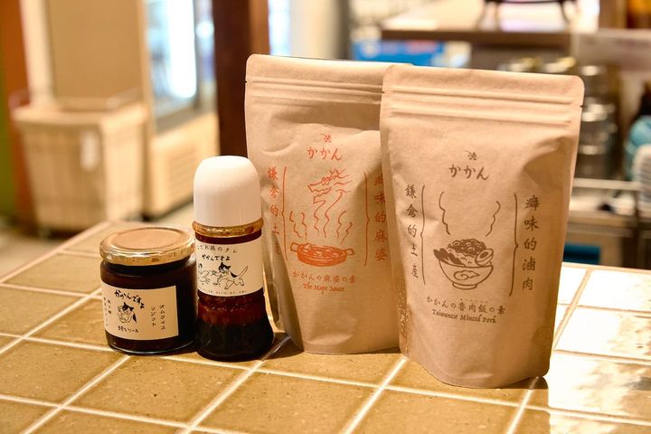 写真左から「かかんですよ 坦々ソース」1380円、「よだれ鶏のタレ」950円、「かかんの麻婆の素」1200円、「かかんの魯肉飯の素」1100円