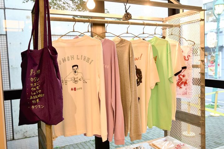 トートバッグ3000円、ロンT5500円、Tシャツ4000円、手ぬぐい2000円