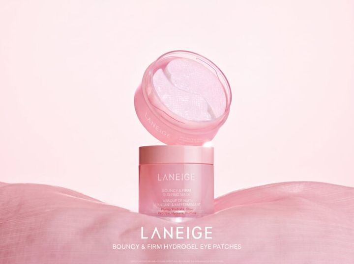 ピンクの背景に置かれた、LANEIGE『バウンシー ハイドロゲルアイパッチ』の容器とパッチ入りのふた