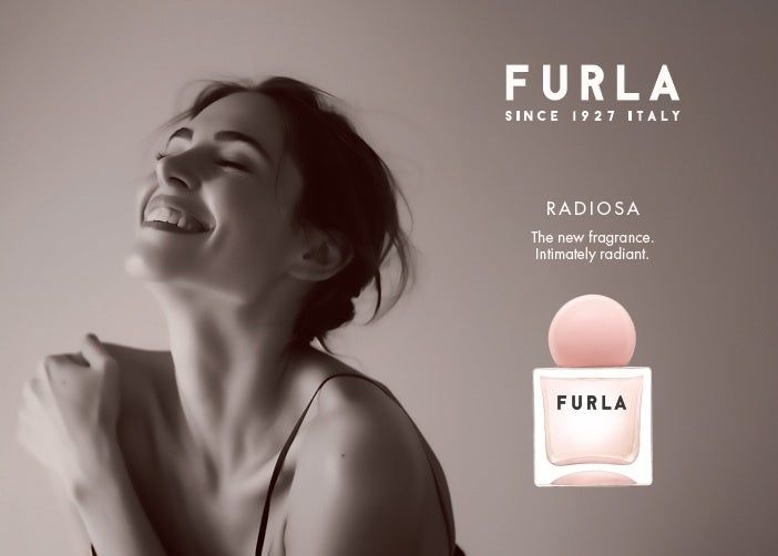 笑顔の女性と、FURLA ラディオーサ オードパルファムのボトルを配したビジュアル
