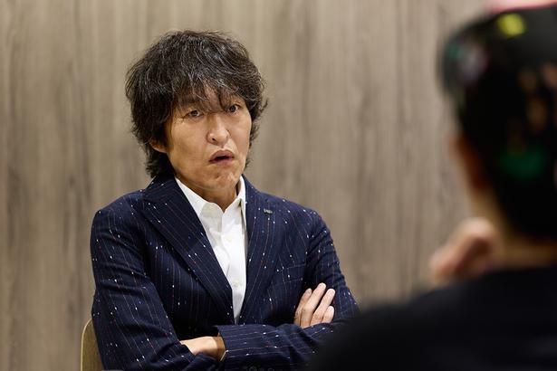 細かいことは言わず、「『mentor』はめちゃめちゃおもろいから、観たほうがいい」とオススメしたいという千原ジュニア 撮影/河内彩 スタイリング(千原ジュニア)/鬼塚美代子(Ange) 衣装協力(千原ジュニア)/BOB