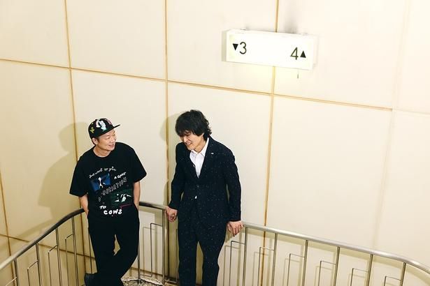 同年代でボクシングが好きという共通点の多い千原ジュニアと吉田恵輔監督 撮影/河内彩 スタイリング(千原ジュニア)/鬼塚美代子(Ange) 衣装協力(千原ジュニア)/BOB