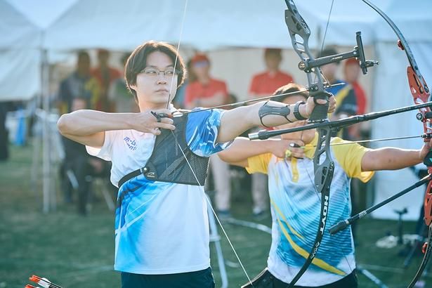 龍之介はアーチェリーのオリンピック候補選手 [c]2026「mentor」製作委員会