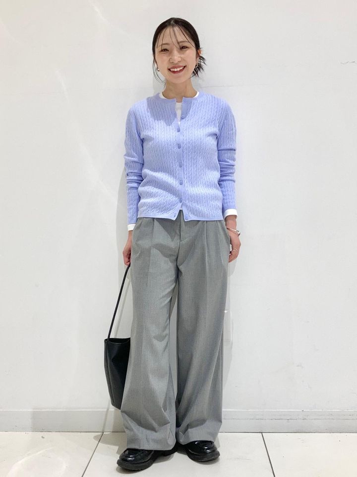 ライトブルーのカーディガンにグレーのスラックスできれい見えコーデ 出典：StyleHint