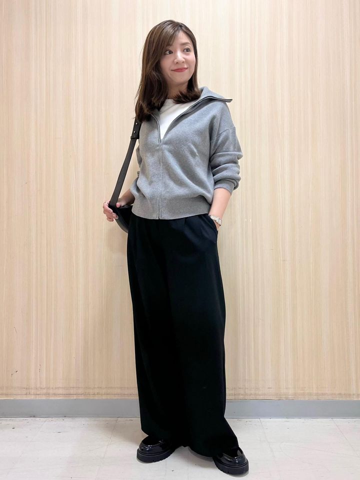 黒パンツと合わせてモノトーン配色でスタイリッシュに 出典：StyleHint