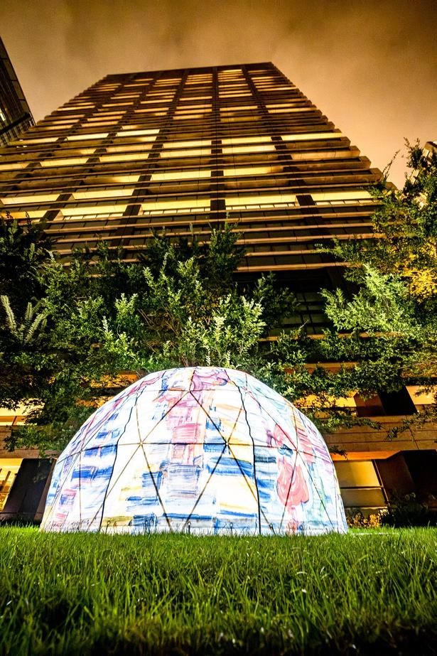 【写真】会場となるOtemachi Oneのビルと、展示作品『交差する光 — 顔、顔、顔…』