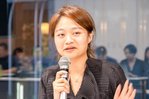 人それぞれのフィルターの違いや、それでも心が通じ合う瞬間のおもしろさを探求しながら、作品制作に向き合っているという江上越さん