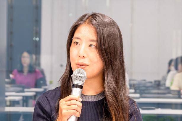 記者発表会で企画を解説する、三井物産・Otemachi One事業室の佐藤奈菜美さん